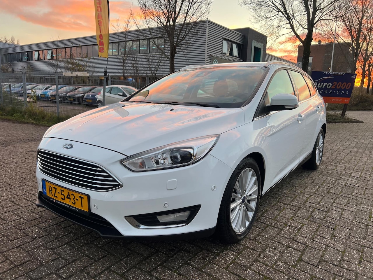 Ford Focus Wagon - 1.5 Titanium - Keyless - Camera - Navigatie - AutoWereld.nl