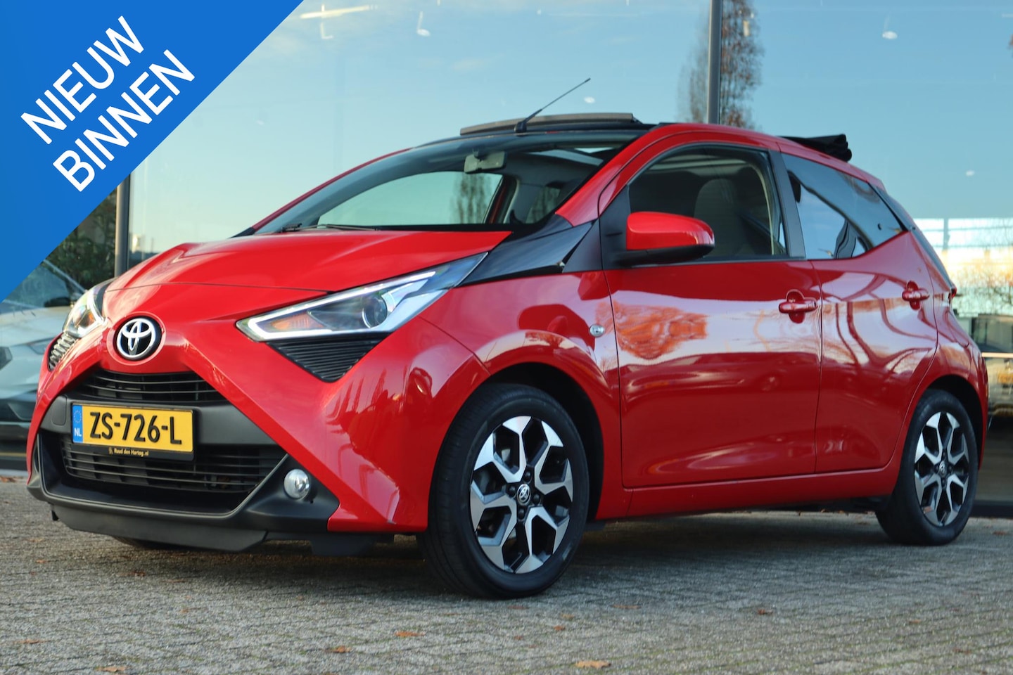 Toyota Aygo - 1.0 VVT-i X-JOY AUT. CABRIO | CARPLAY | CAMERA | NAVI | LMV | CLIMATE - AutoWereld.nl