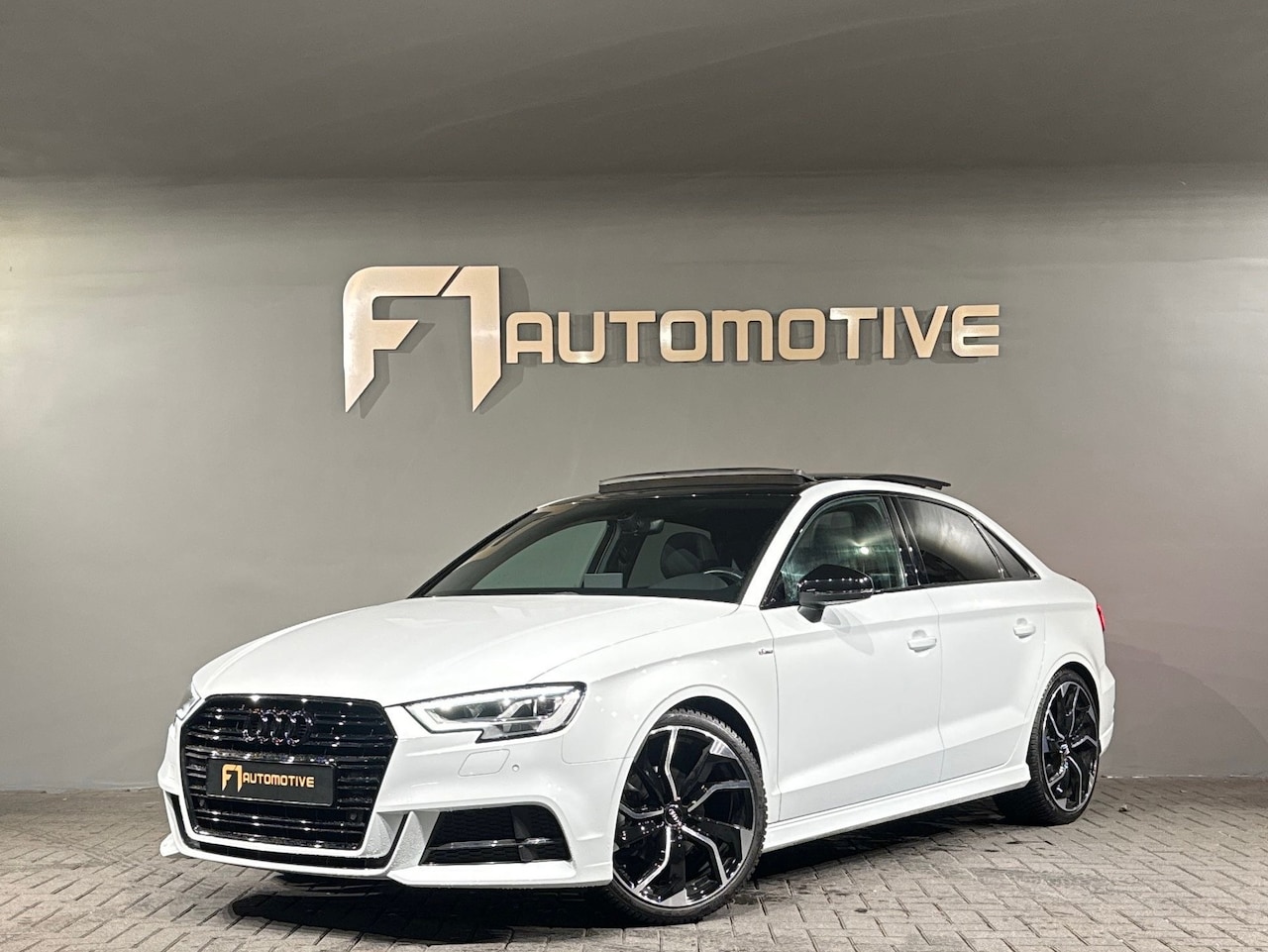 Audi A3 Limousine - 35 TFSI CoD Advance Sport 2x S Line Pano - AutoWereld.nl