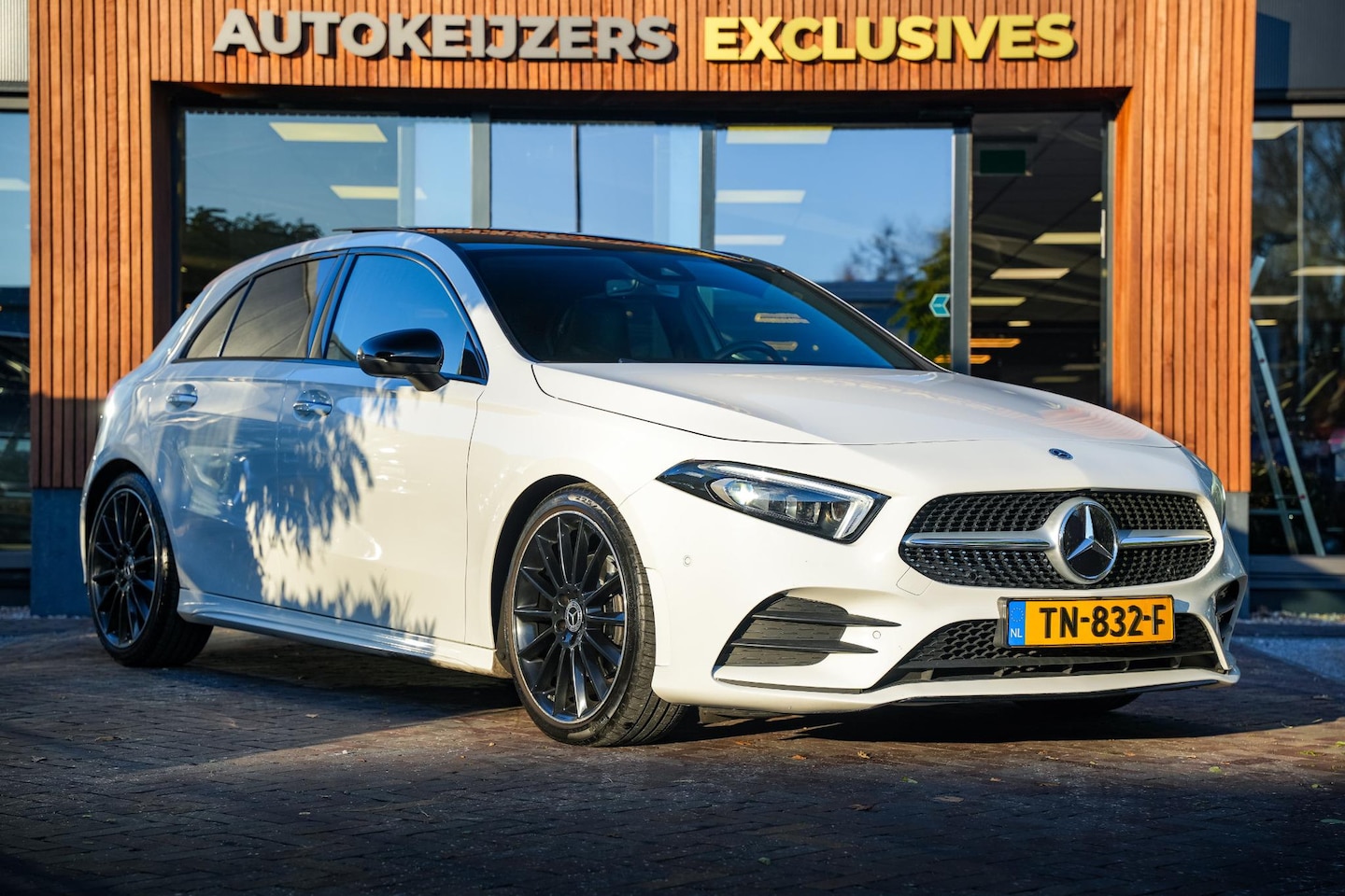 Mercedes-Benz A-klasse - 200 Launch Edition Premium Plus AMG PANO AMBIENT Apple Carplay Brake assist Camera Multime - AutoWereld.nl