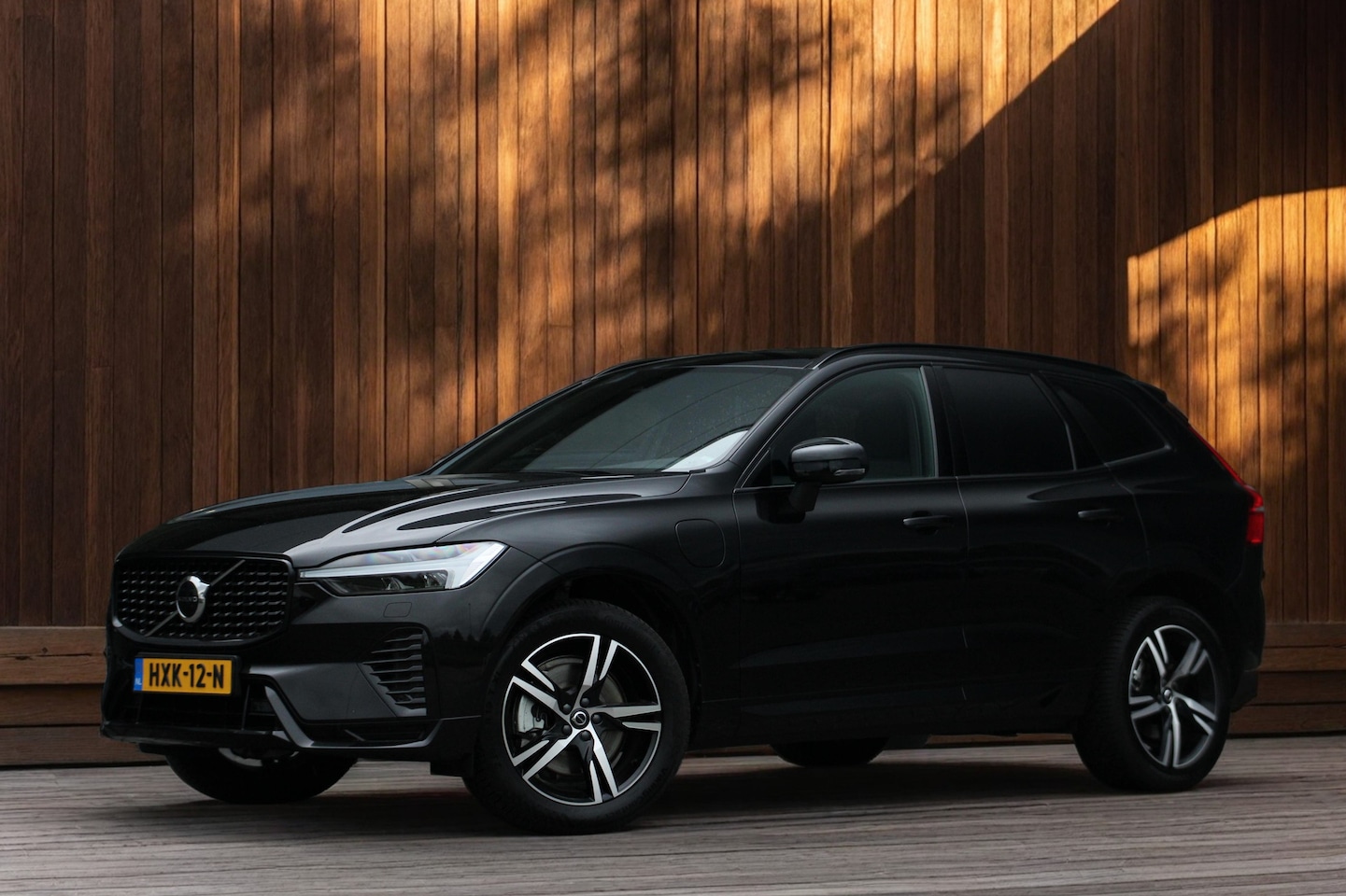 Volvo XC60 - T6 AWD Plus Dark | Panoramadak | Sportstoelen | Donkere hemel | Adaptive Cruise | Trekhaak - AutoWereld.nl