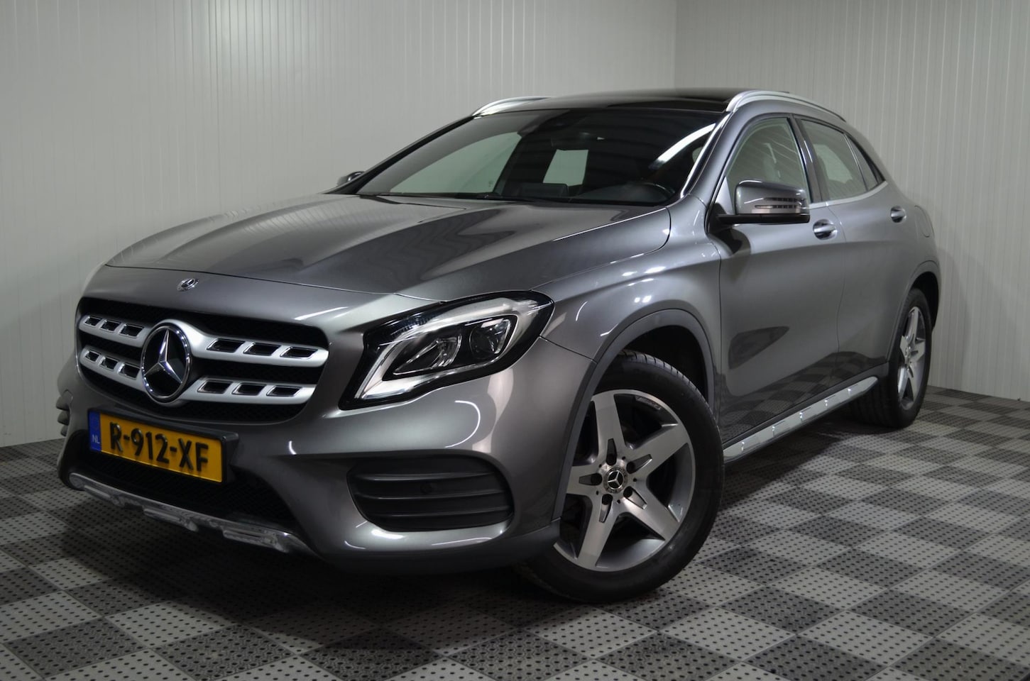 Mercedes-Benz GLA-Klasse - 180 Premium Plus / AMG- Line / Pano.dak / Trekhaak / Camera / Stoelverwarming / Navi. - AutoWereld.nl