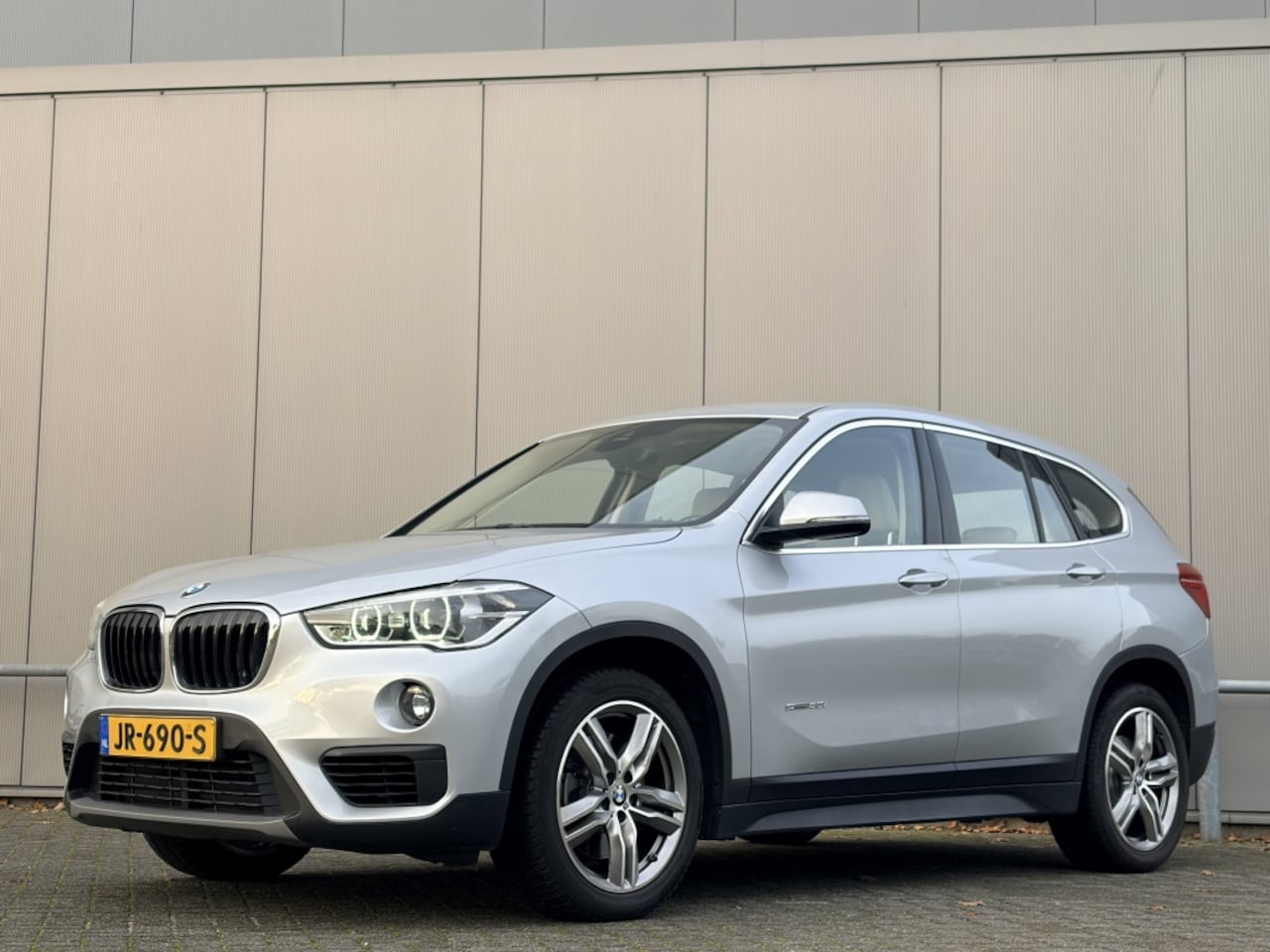 BMW X1 - sDrive20i - automaat - leder - trekhaak - airco - navi - cruise - AutoWereld.nl