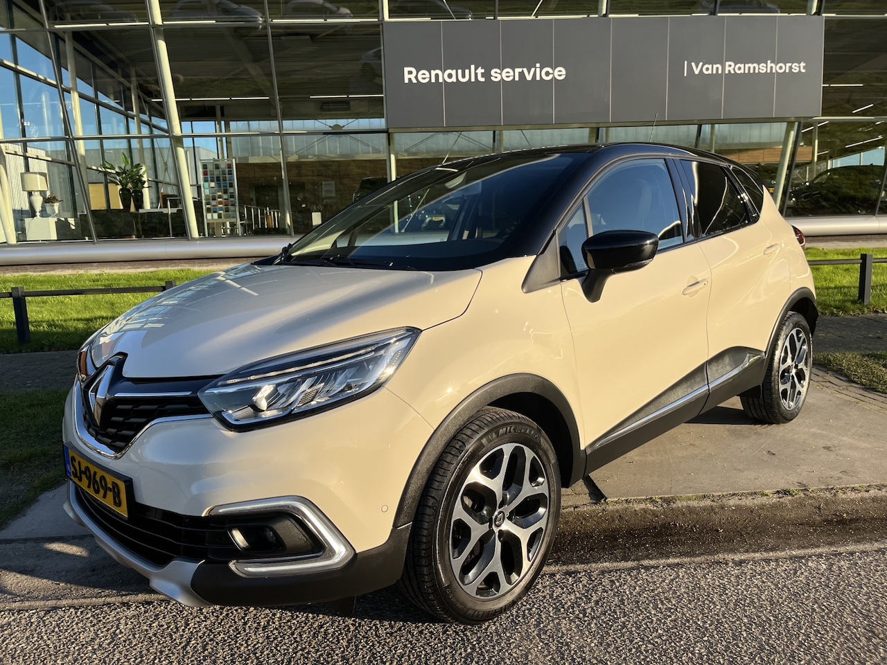 Renault Captur - 0.9 TCe Intens / Trekhaak / Keyless / Climate / PDC 360'' / Cruise / Aut. Parkeren / DAB / - AutoWereld.nl