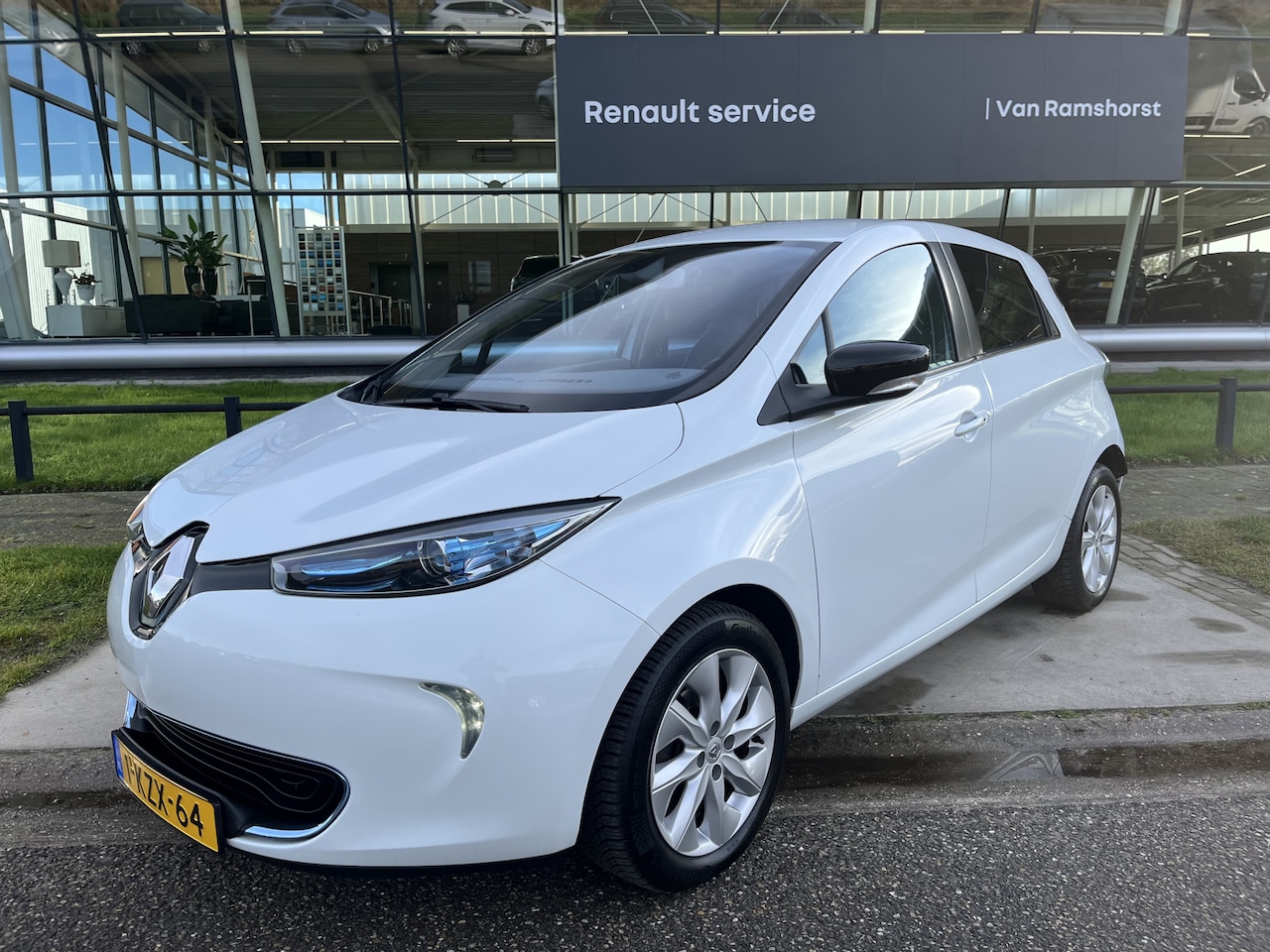 Renault Zoe - Q210 Intens Quickcharge 22 kWh (AccuHuur) / Camera / Climate / Keyless / Parkeersensoren. - AutoWereld.nl