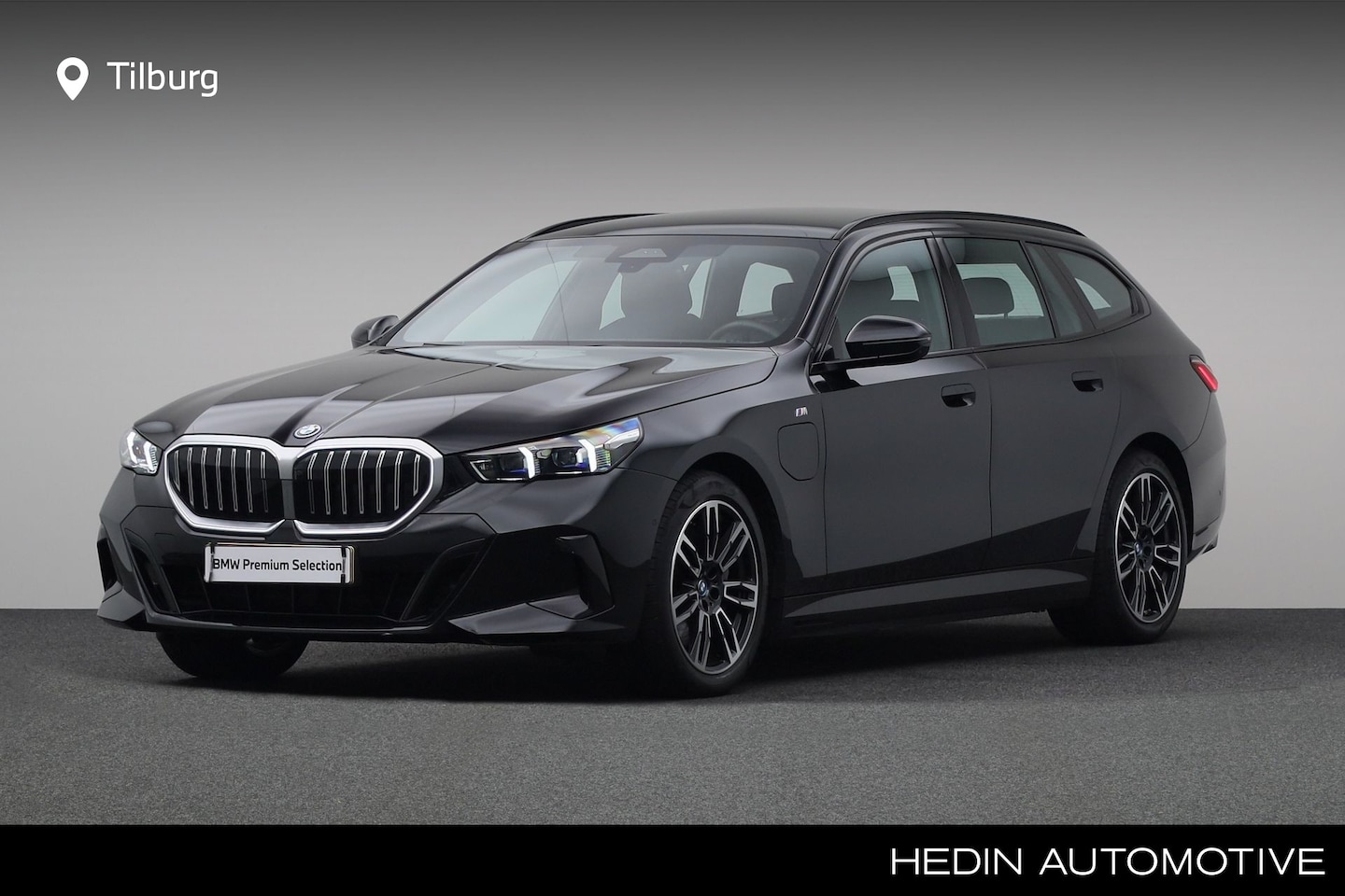 BMW 5-serie Touring - 550e xDrive | Glazen Panoramadak | Driving Assistant | BMW Iconic Glow | M Sportpakket | C - AutoWereld.nl