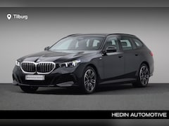 BMW 5-serie Touring - 550e xDrive | Glazen Panoramadak | Driving Assistant | Iconic Glow | M Sportpakket | Comfo