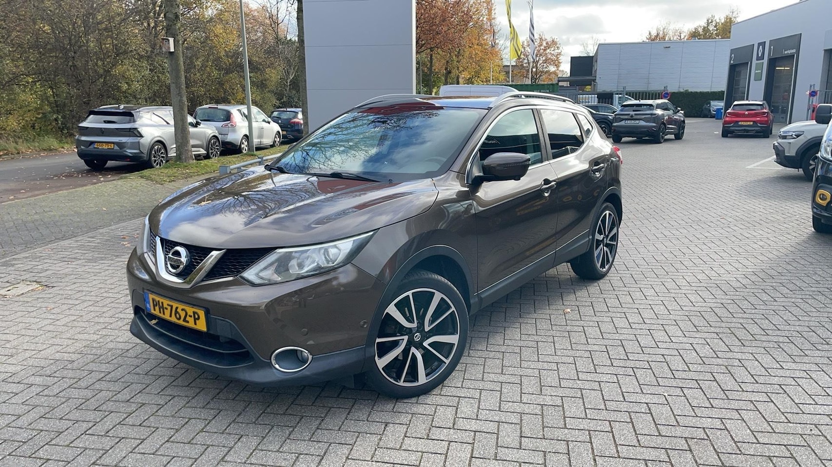 Nissan Qashqai - 1.2 Tekna 1e eigenaar / dealer-onderhouden / trekhaak / panodak - AutoWereld.nl