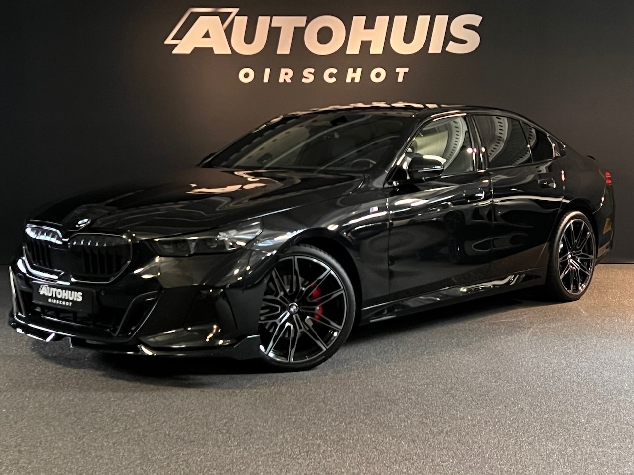 BMW 5-serie - 520i High Executive Edition M Stuurverwarming/ Laser/ 21"/ Glazendak/ Memoryseats/ 360Came - AutoWereld.nl