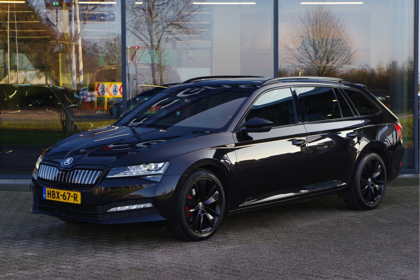 Skoda Superb Combi - 1.4 TSI iV 218m PK Sportline BNS PHEV, Panoramadak, Adap. Cruise Control, Matrix-LED - AutoWereld.nl