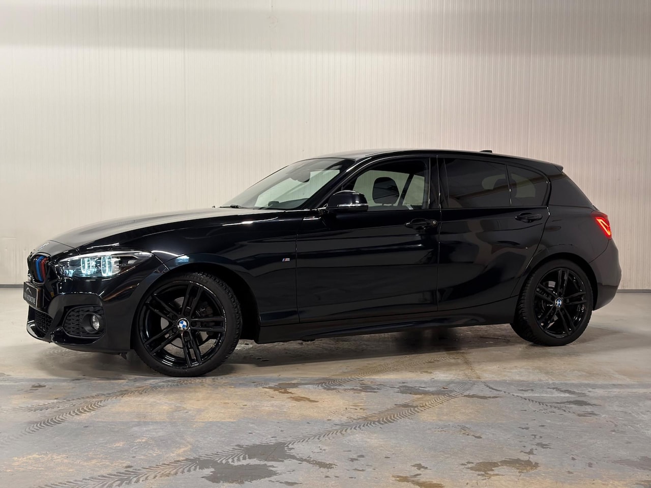 BMW 1-serie - 120i Edition Sport Line Shadow High Executive | M-SPORT | HUD |BLACK EDITION - AutoWereld.nl