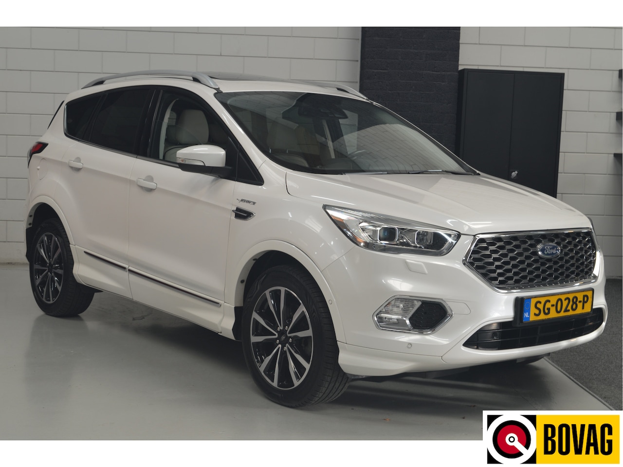 Ford Kuga - 1.5 EcoBoost Vignale // PANO // CAMERA // TREKHAAK // 4x4 // STUUR&STOELVERWARMING // BOMV - AutoWereld.nl