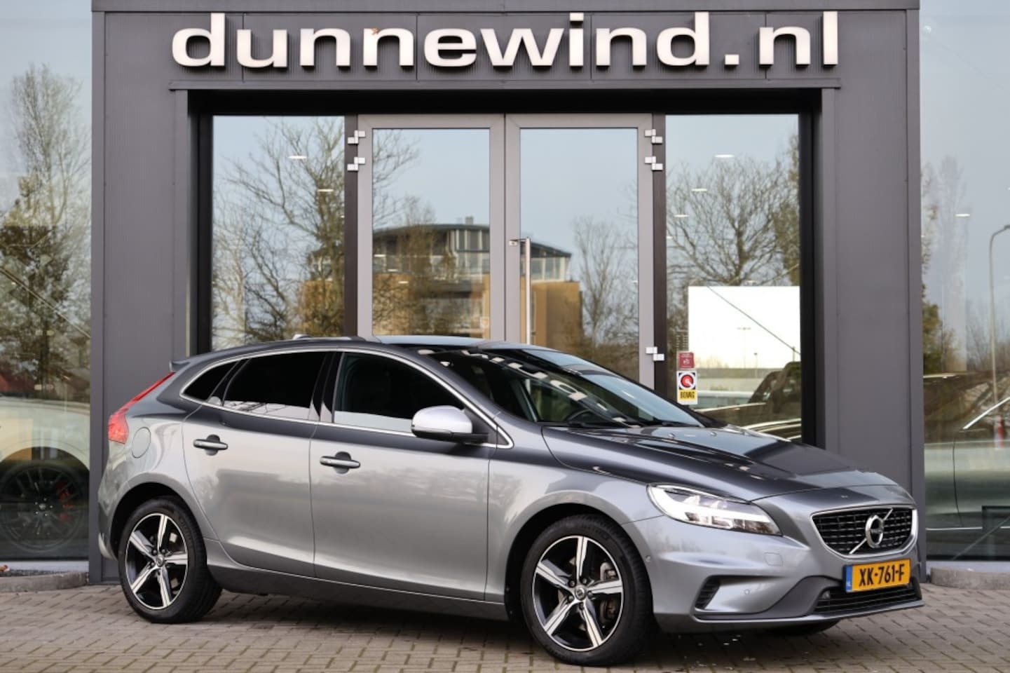 Volvo V40 - 1.5 T3 R-DESIGN LED*CAMERA*PANO*KEYLESS*HenK*DEALERONDERHOUDEN* - AutoWereld.nl