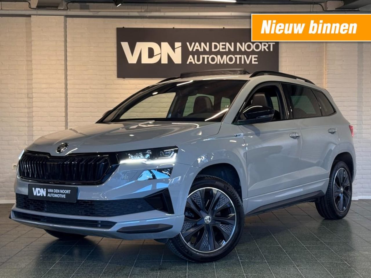 Skoda Karoq - 1.5 TSI ACT Sportline Business DSG Pano Virtual ACC Navi Stoelverw 18'' - AutoWereld.nl