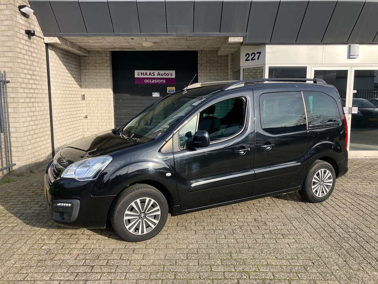 Peugeot Partner Tepee - 1.2 PureTech Active / MOTORLAMPJE / NAVI / CAMERA / NETTE AUTO - AutoWereld.nl