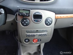 Renault Clio - 1.6-16V Initiale