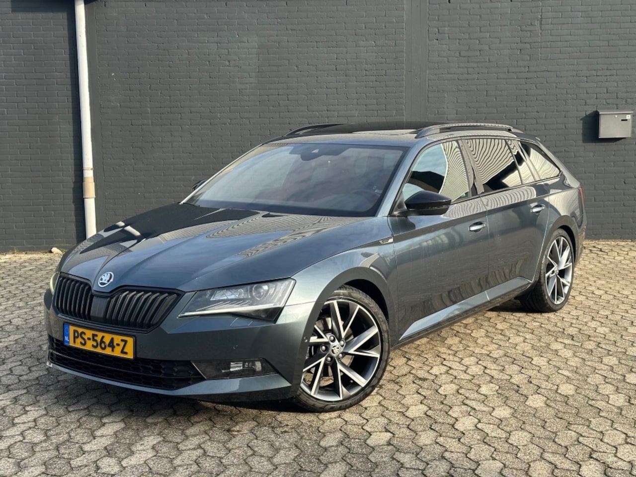 Skoda Superb Combi - 1.4 TSI Sportline, Pano, LED Matrix, Trekhaak, Carplay - AutoWereld.nl