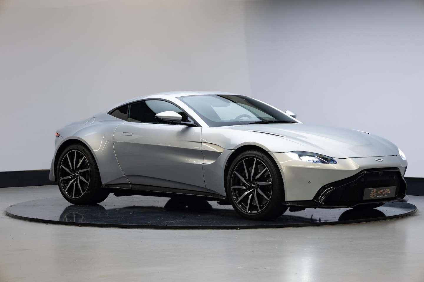 Aston Martin V8 Vantage - 4.0 | Gloss Black pack | 20 Inch | - AutoWereld.nl