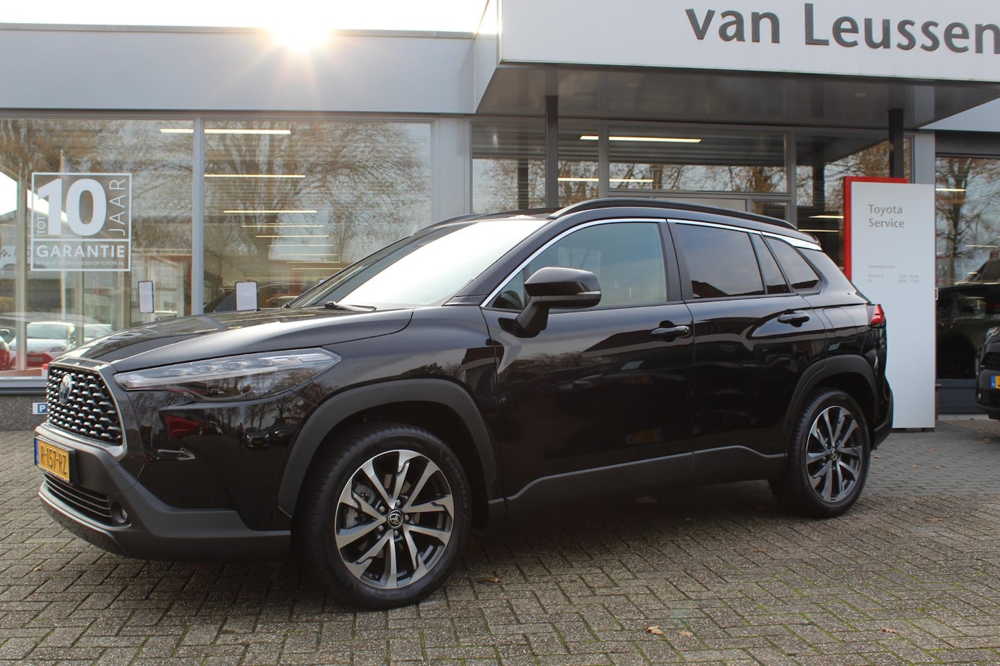 Toyota Corolla Cross - 2.0 High Power Hybrid First Edition STOELVERW BLIND-SPOT LM-VELGEN KEYLESS ELEK-ACHTERKLEP - AutoWereld.nl