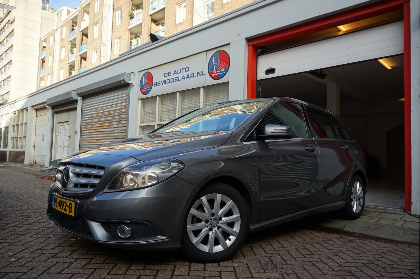 Mercedes-Benz B-klasse - 180 Luxe uitvoering | Navigatie | Trekhaak | Stoelverwarming | Parkeersensoren voor en ach - AutoWereld.nl