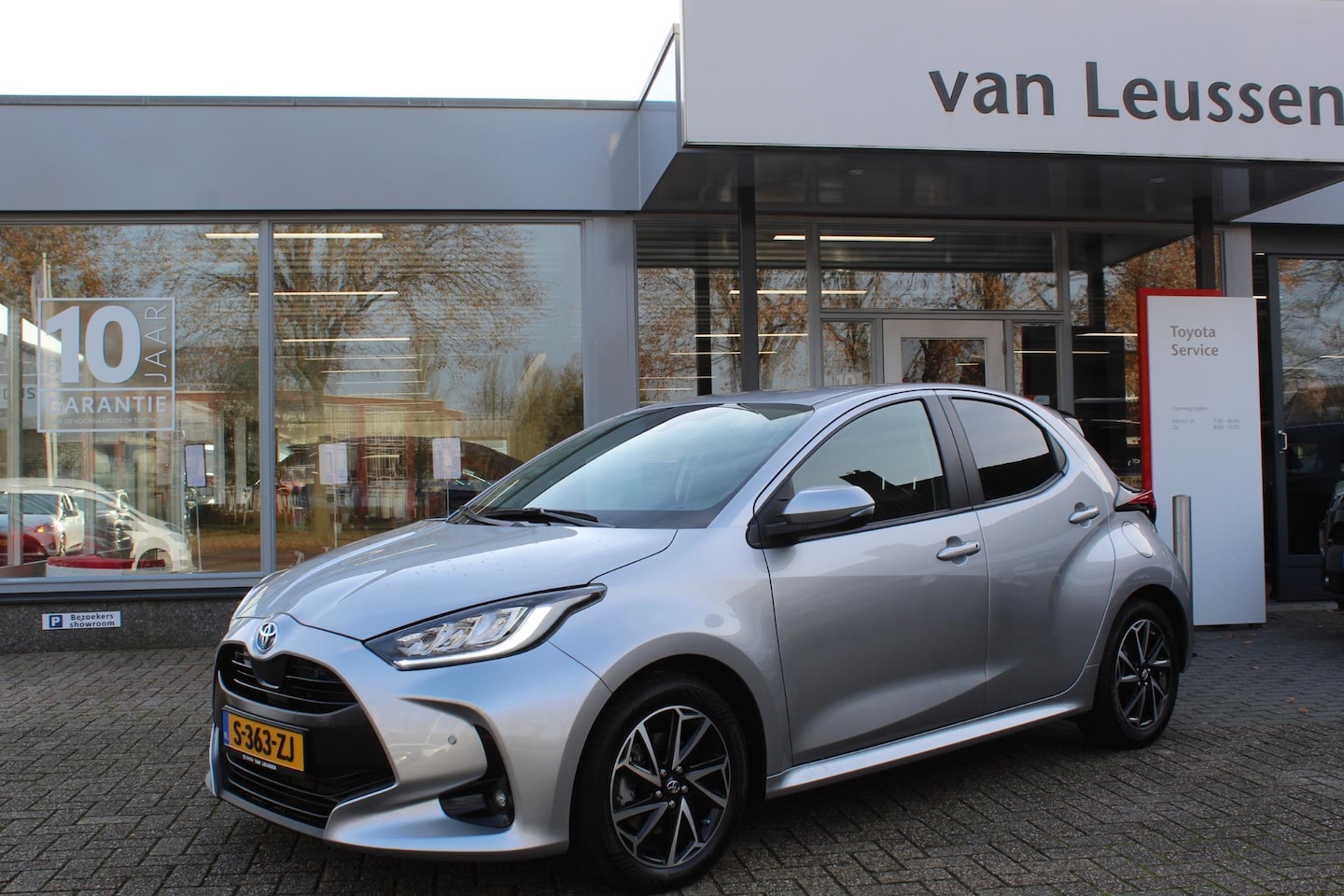 Toyota Yaris - 1.5 HYBRID DYNAMIC 4S BANDEN DODEHOEK KEYLESS PARK.SENSOREN V+A STOEL VERW. LED KOPLAMPEN - AutoWereld.nl
