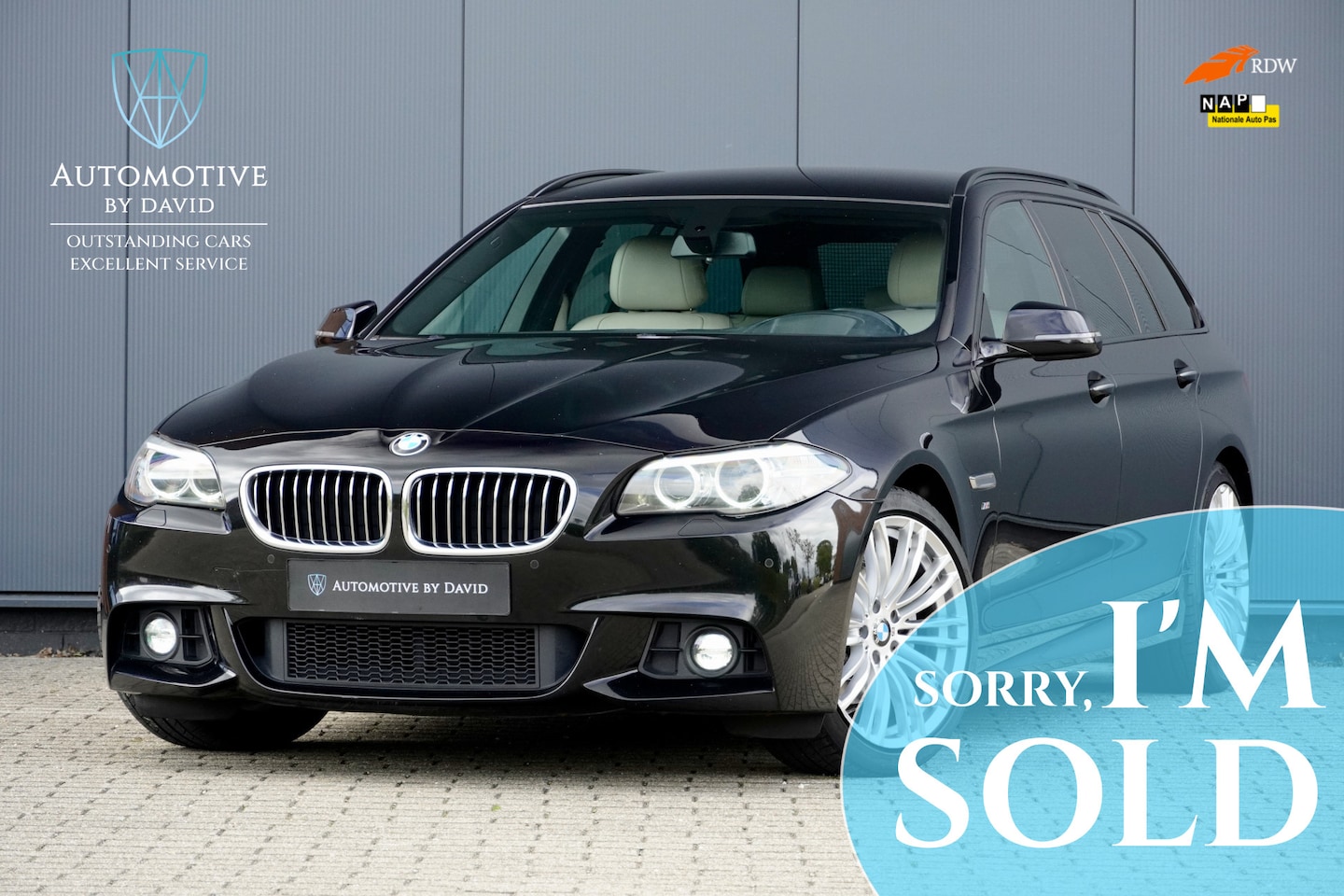 BMW 5-serie Touring - 520i M SPORT HIGH EXEC AUTOMAAT / GROOT ONDERHOUD / TREKHAAK ELEK. / HARMAN KARDON / 19 IN - AutoWereld.nl