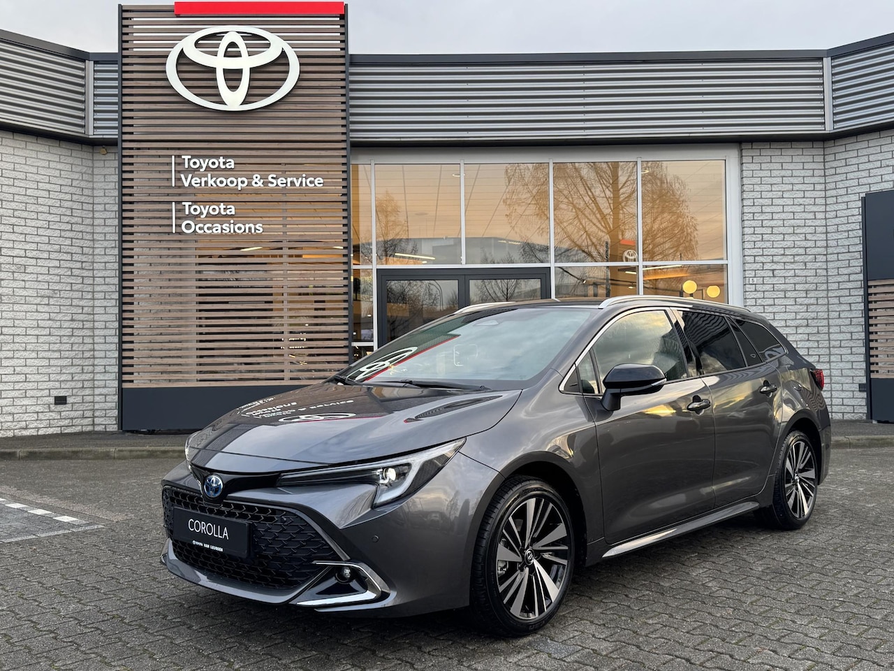 Toyota Corolla Touring Sports - HYBRID 140 DYNAMIC NIEUW & DIRECT LEVERBAAR!! STOELVERW 17'' LM-VELGEN PARK-SENSOREN PRIVA - AutoWereld.nl