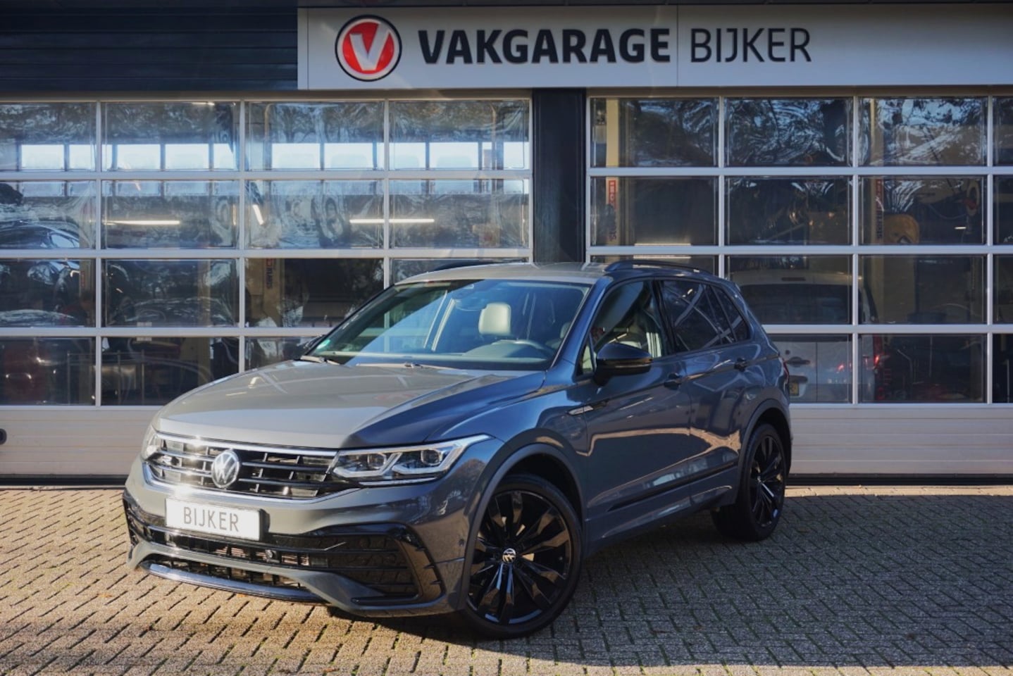 Volkswagen Tiguan - 1.5 TSI R-Line Camera/Navi/App-connect! - AutoWereld.nl