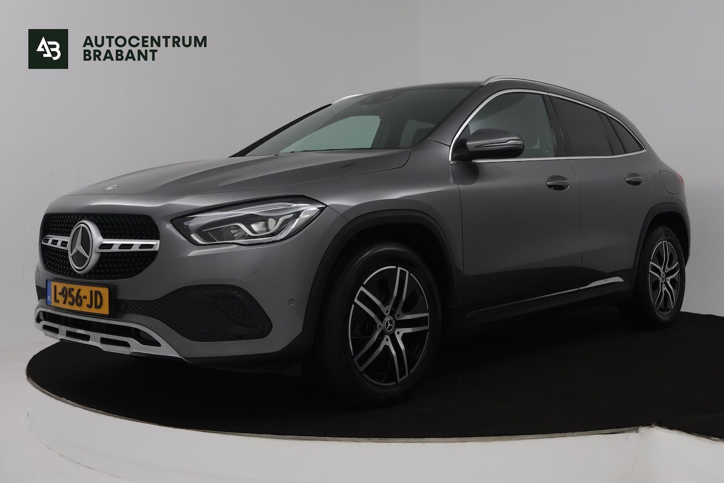 Mercedes-Benz GLA-Klasse - 180 Business Solution Luxury (SFEERVERLICHTING, STOELVERWARMING, CRUISE CONTROL, ACHTERUIT - AutoWereld.nl