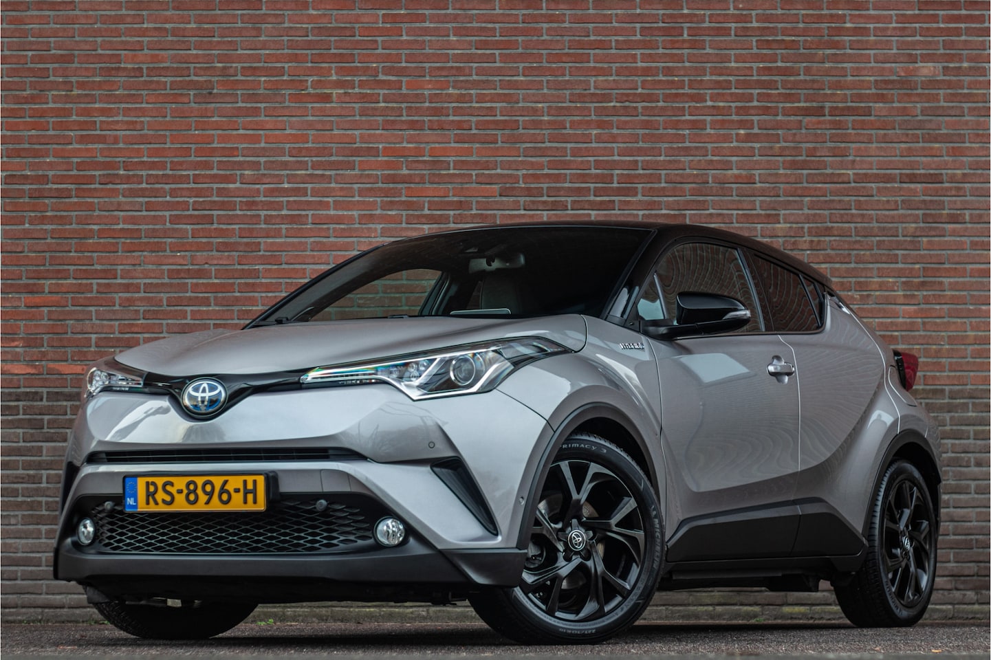 Toyota C-HR - 1.8 Hybrid Black Edition 1.8 Hybrid Black Edition, Origineel NL, Leder, Park Assist, JBL, Trekhaak, Stoelverwarming - AutoWereld.nl