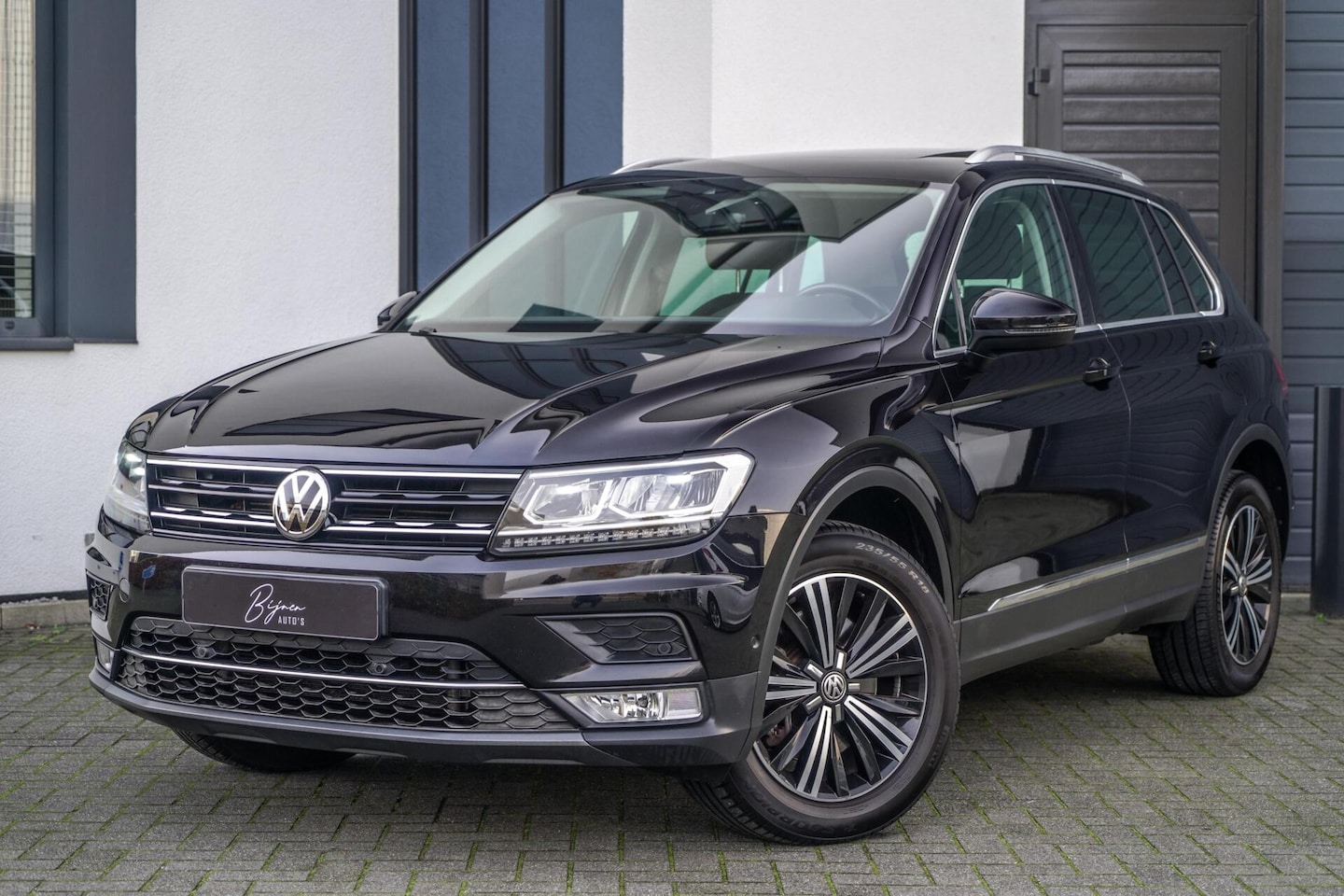 Volkswagen Tiguan - 2.0 TSI 4Motion Highline PANO / TREKHAAK / CAMERA - AutoWereld.nl
