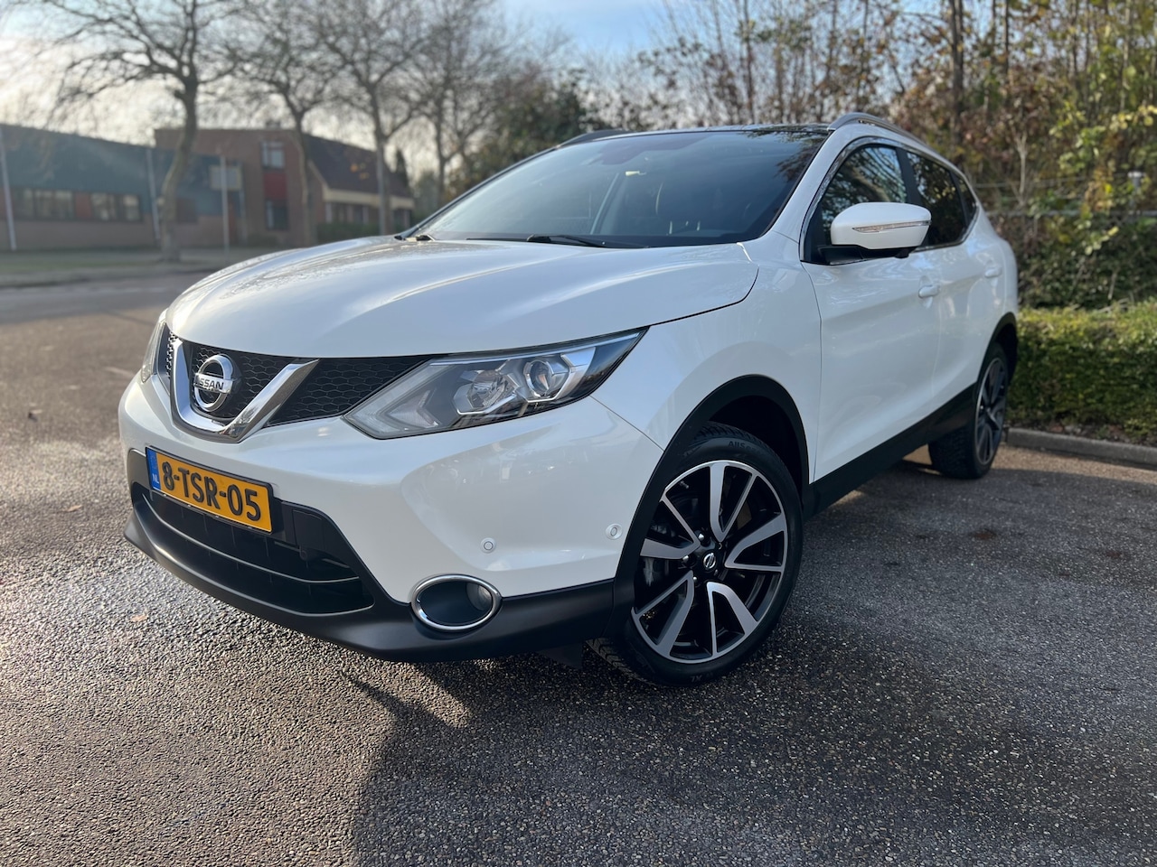 Nissan Qashqai - 1.2 Premier Edition I Panorama dak I Leder I 360 graden camera - AutoWereld.nl