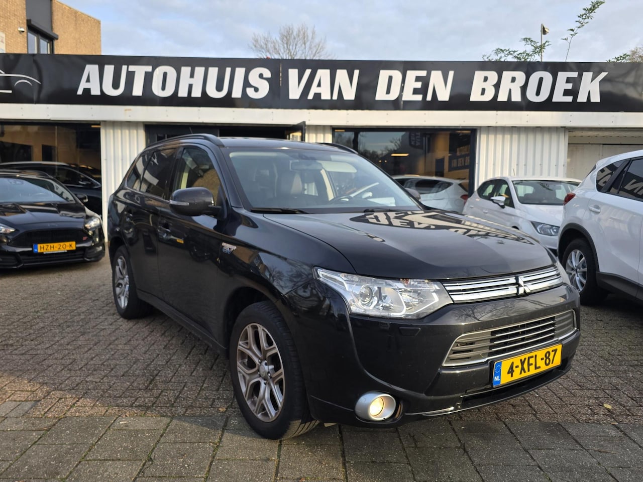 Mitsubishi Outlander - 2.0 PHEV Executive Edition automaat/navi/clima/cruise control/trekhaak/lm velgen/achter ca - AutoWereld.nl