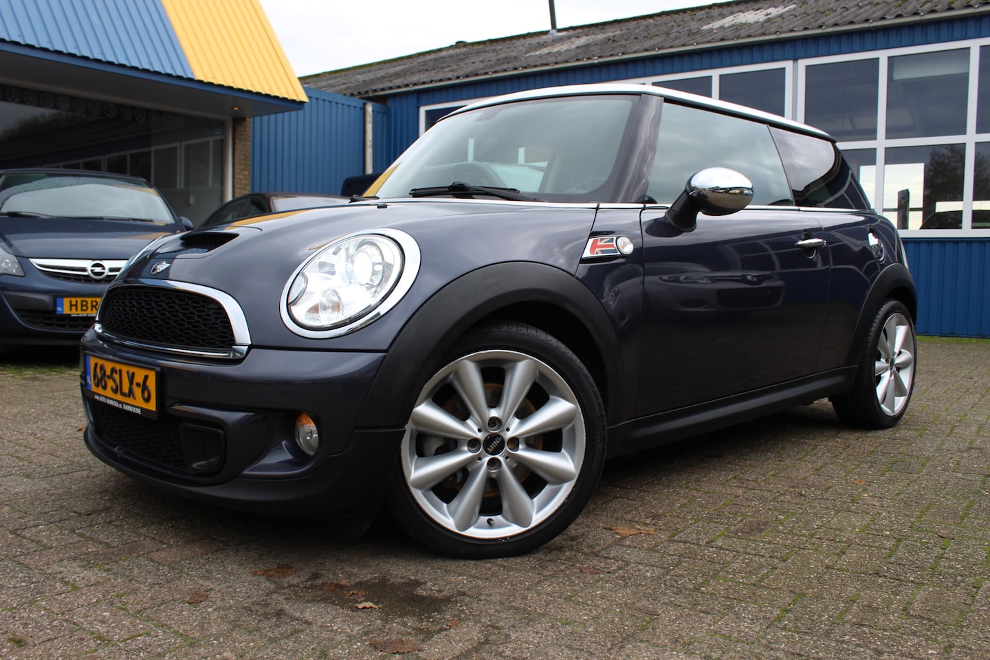 MINI Cooper S - Mini "10 Years II" Leder - Navi - Xenon !!! 184 Pk - AutoWereld.nl