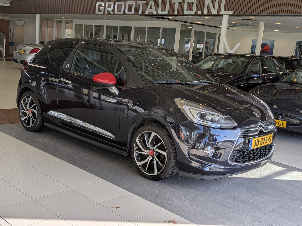 DS 3 - 1.2 PureTech Inès de la Fressange Airco, Cruise Control, Trekhaak, Stuurbekrachtiging - AutoWereld.nl
