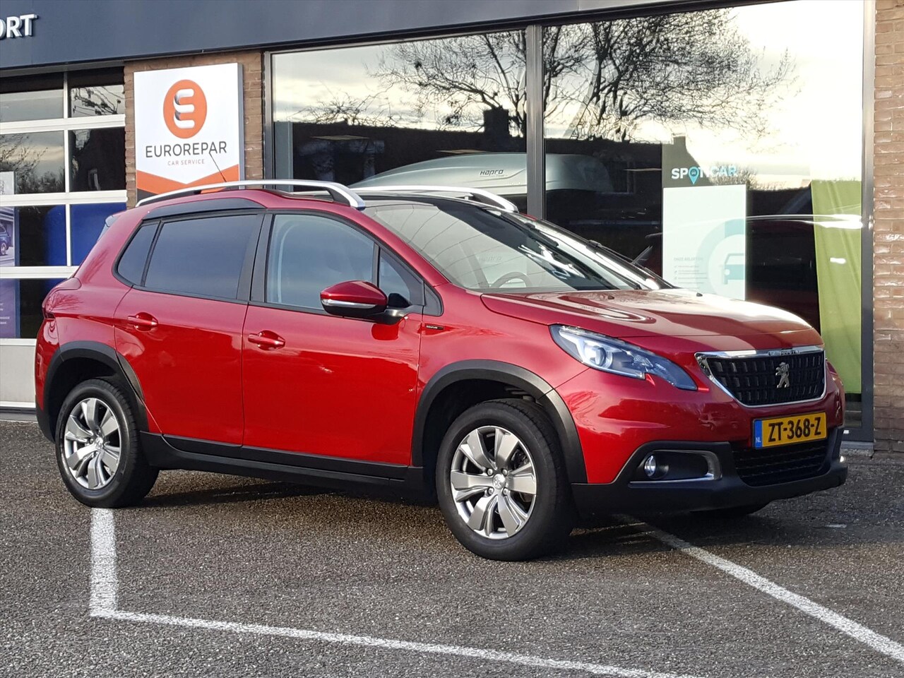 Peugeot 2008 - 1.2 PureTech 110pk Signature AUTOMAAT EAT6 Navigatie | TREKHAAK | Apple Carplay & Android - AutoWereld.nl