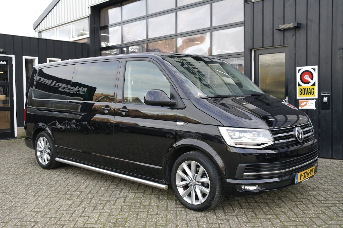 Volkswagen Transporter - 2.0 TDI L2H1 DC Highline Automaat | NL-Auto | Carplay | Marge | Trekhaak | Camera - AutoWereld.nl
