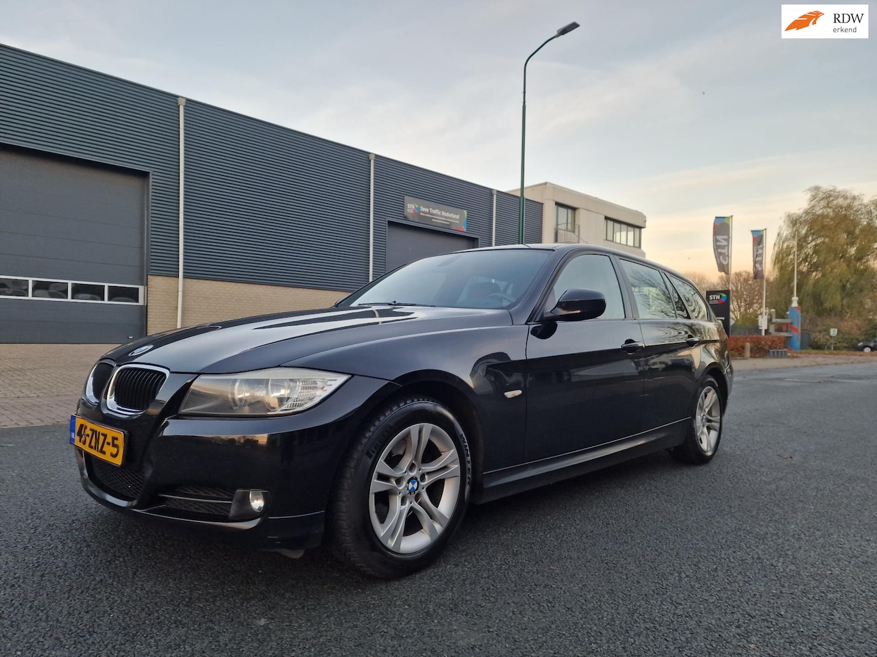 BMW 3-serie Touring - 320i NAVI PSENSOR LEDER CRUISE 2 X SLEUTELS - AutoWereld.nl