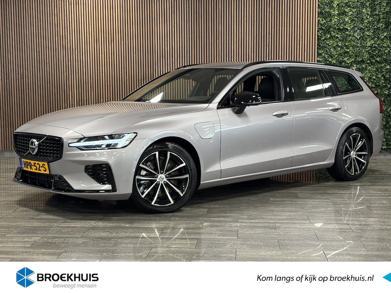 Volvo V60 - T6 AWD Recharge Plus Dark | Aurora Silver | Trekhaak | All Season banden | 360° Camera | H - AutoWereld.nl