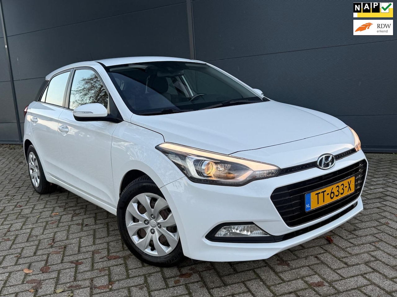 Hyundai i20 - 1.0 T-GDI Comfort/Navi/achteruitcamera/cruise/bluetooth/parkeer sensoren - AutoWereld.nl