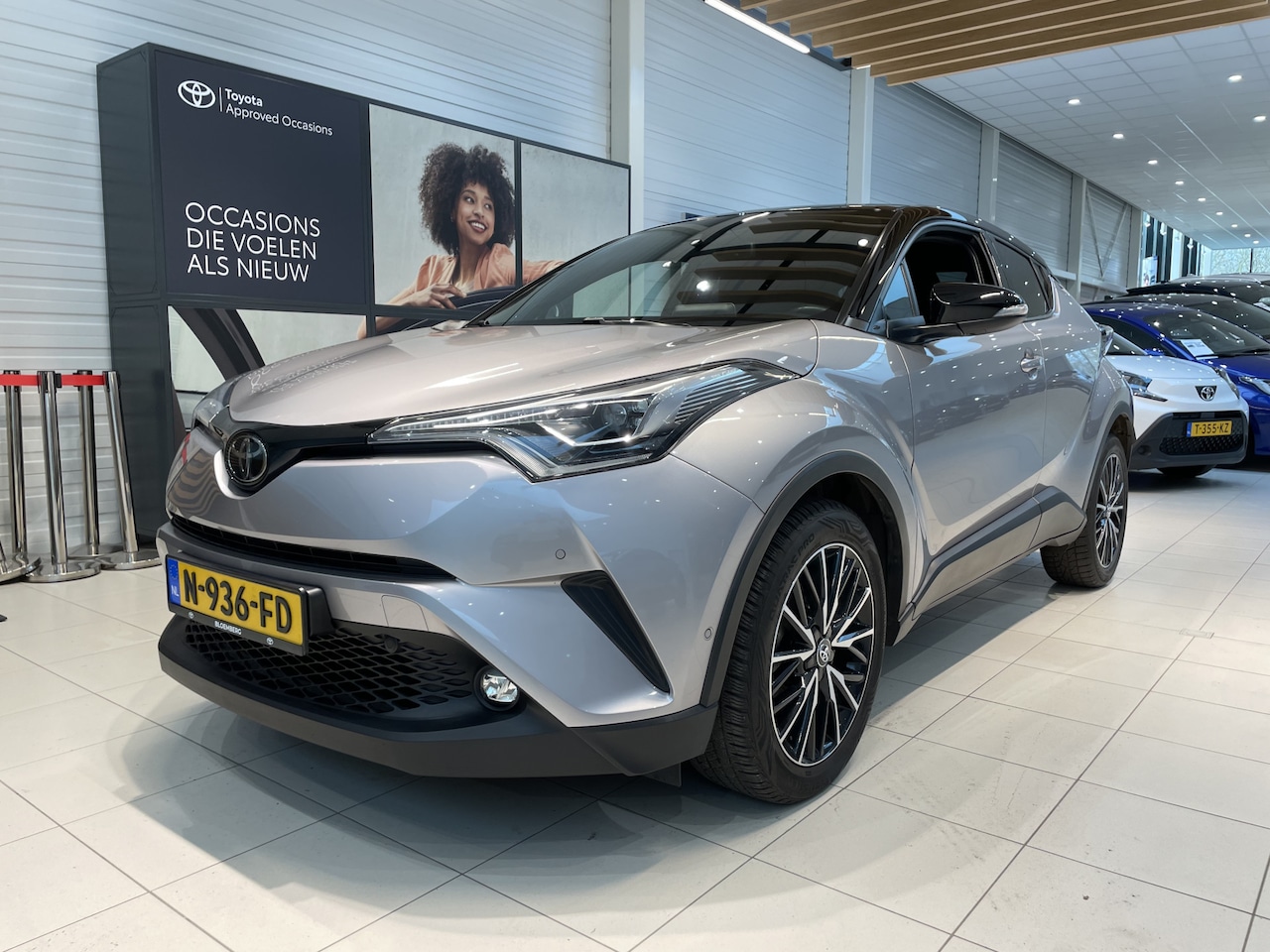 Toyota C-HR - 1.2 Bi-Tone | Trekgewicht 1.300 kg | Parkeersensoren voor en achter | Achteruitrijcamera | - AutoWereld.nl