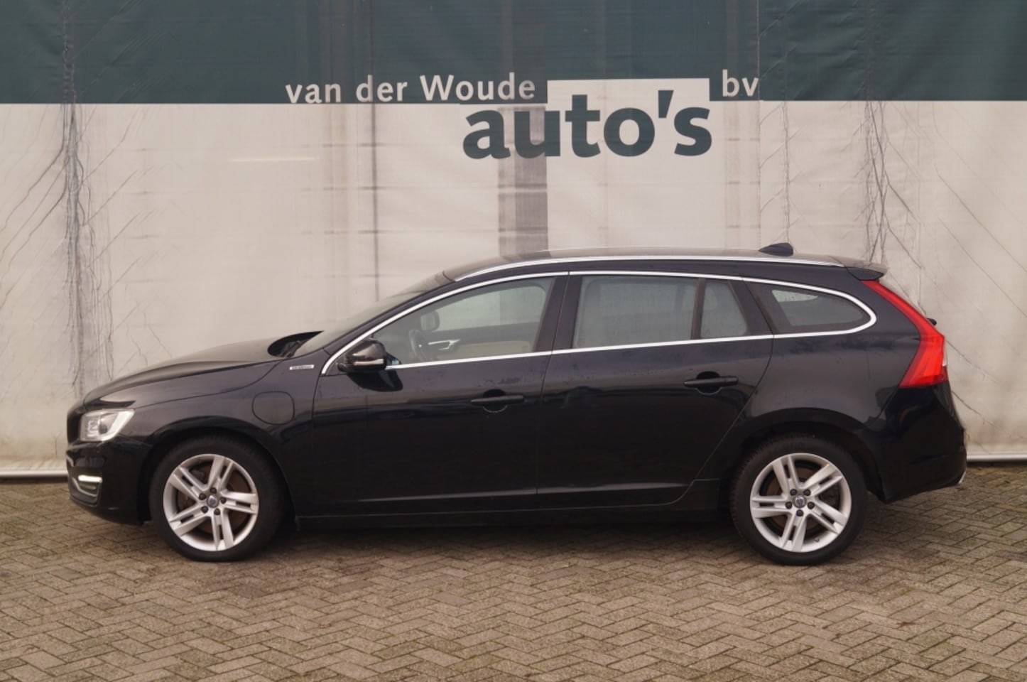 Volvo V60 - 2.4 D6 AWD 215pk Plug-in Hybrid -LEER-ECC-NAVI- - AutoWereld.nl