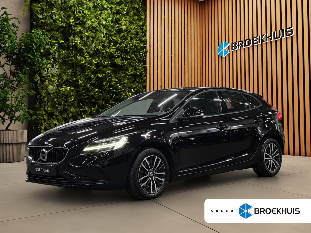 Volvo V40 - 2.0 T2 Momentum | Trekhaak | Parkeersensoren | Stoelverwarming - AutoWereld.nl