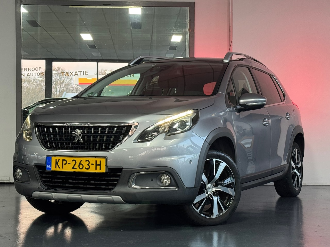 Peugeot 2008 - 1.2 PureTech Allure | Dealer OH | Camera | Pano | Parkeersensor - AutoWereld.nl