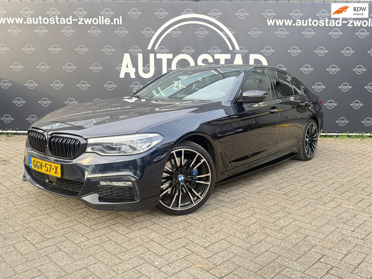 BMW 5-serie - 530e iPerformance High Executive Automaat/Pano/Apk/Leder/Navi/cruise - AutoWereld.nl