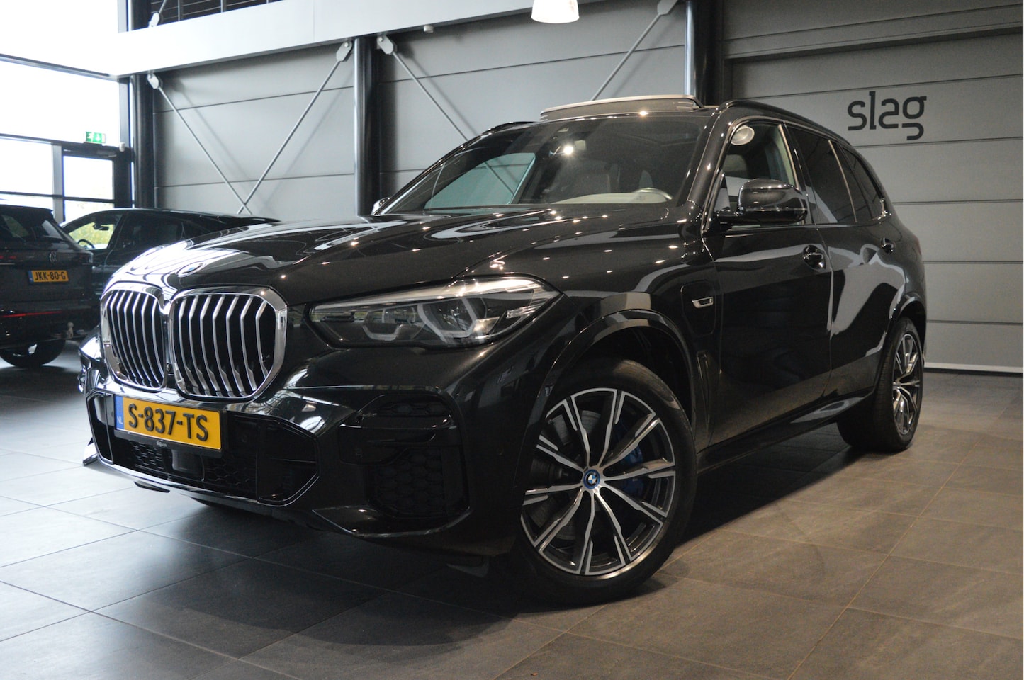 BMW X5 - xDrive45e M-pakket pano camera leer trekhaak 20 inch !! - AutoWereld.nl