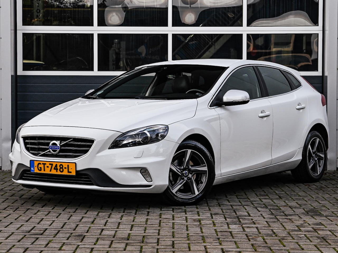 Volvo V40 - 2.0 D2 R-Design | Navi | Xenon | Leder/alcantara | PDC | Climate control - AutoWereld.nl