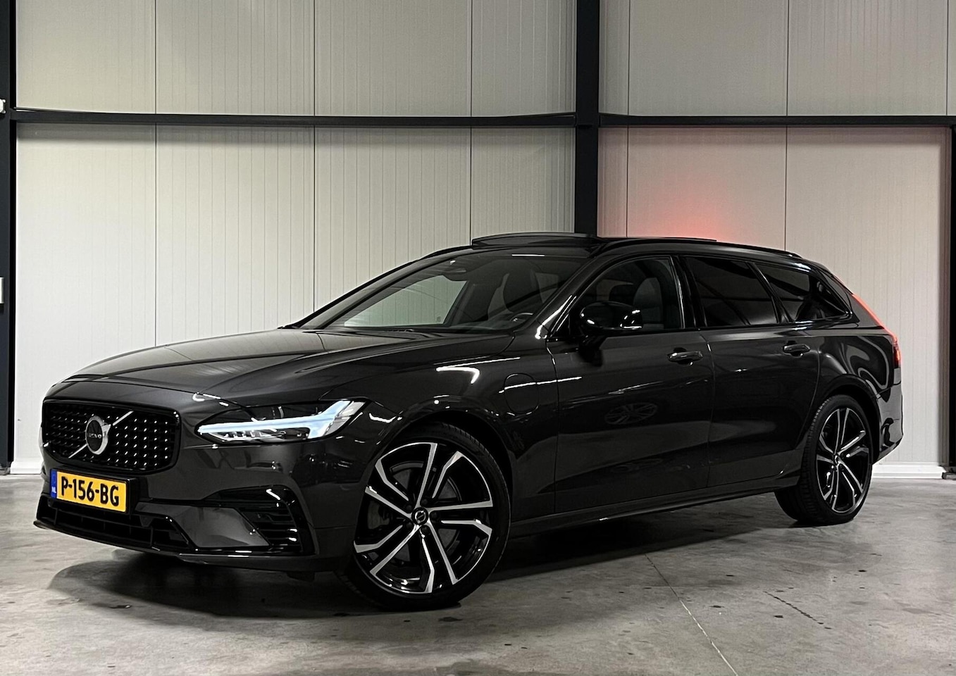 Volvo V90 - 2.0 T6 AWD R-Design Dark Pano Virtual Trekhaak NAP - AutoWereld.nl