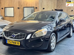 Volvo V60 - 1.6 T3|NAVI|CRUISE|TREKHAAK|AIRCO|2XSLEUTELS|BOEKJES|TOPSTAAT