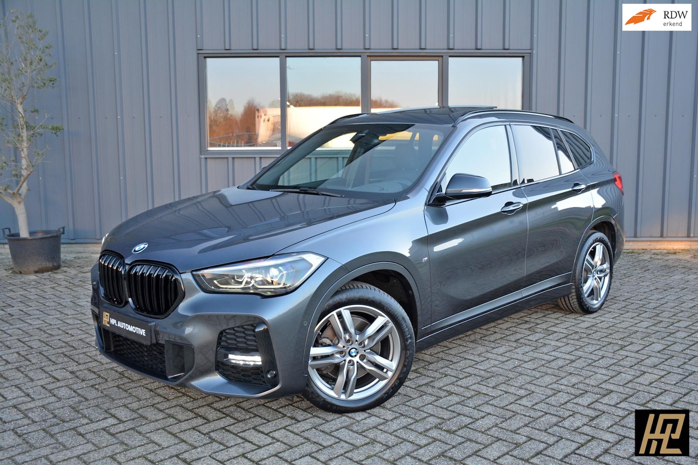 BMW X1 - XDrive20i 192pk M Sport High Executive * Pano * Navi Prof * 1e eigenaresse * Zeer mooi * - AutoWereld.nl